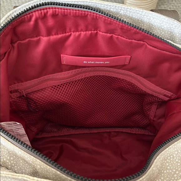 Lululemon Live Free Tote Bag – Versatile and Spacious - Picture 12 of 16